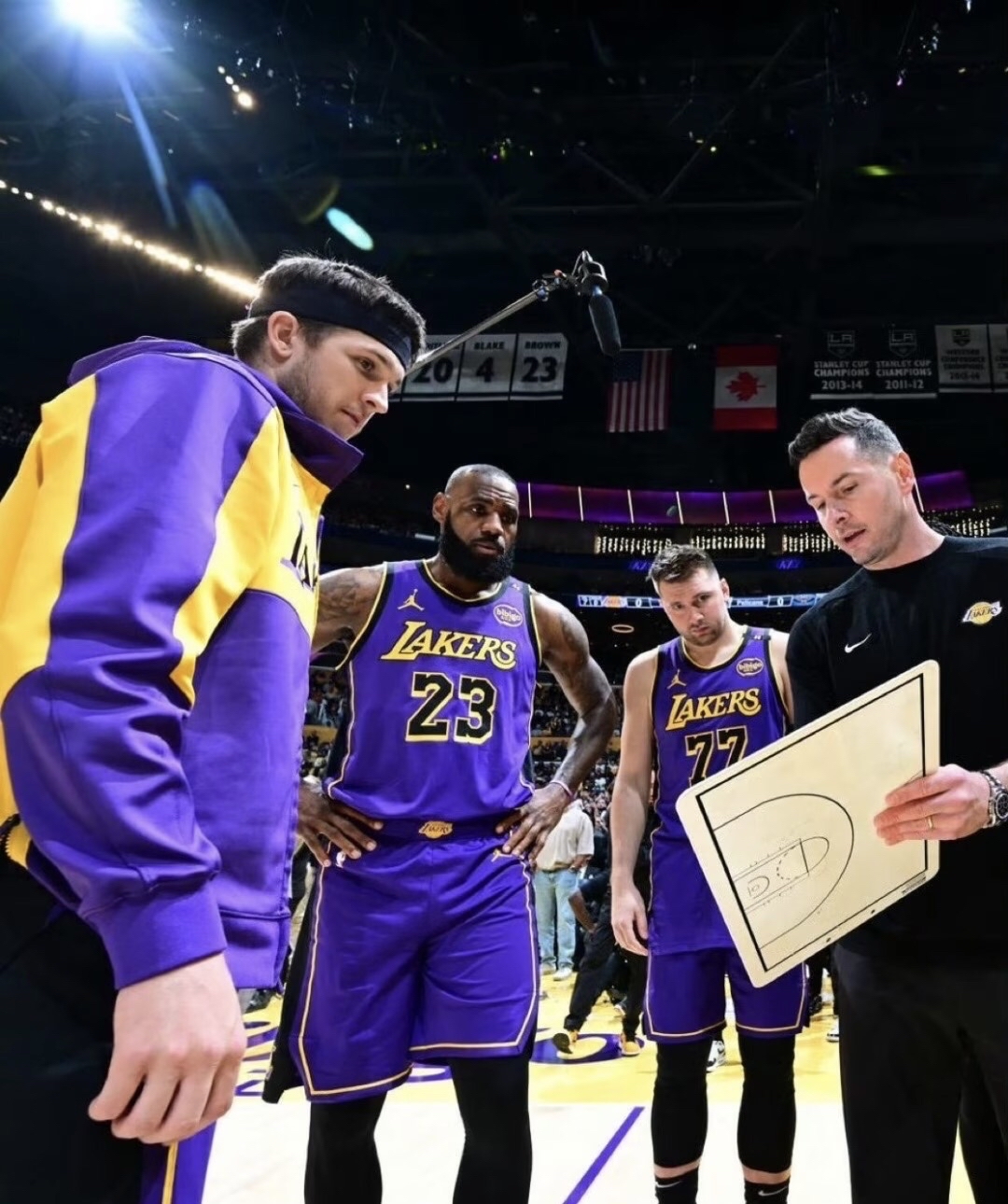 九游娱乐登录-包含里程碑夜！洛杉矶湖人再遭质疑，NBA常规赛赛后刷纪录，气氛紧张，阵容厚度经受考验的词条