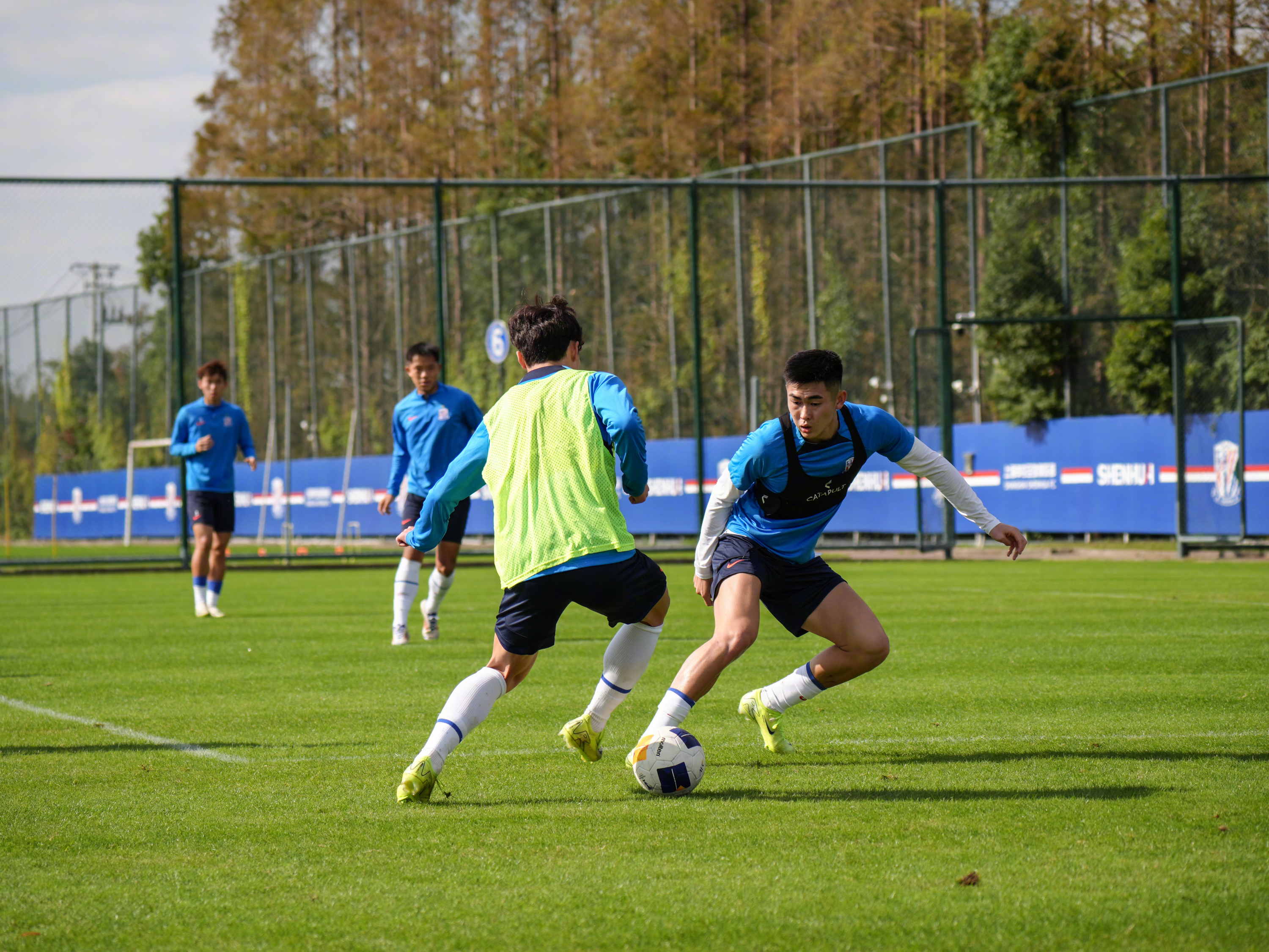 九游娱乐网站-关于成都蓉城训练开放日，窗口期外线爆发引欢呼，意大利杯在即，赛程密集仍需轮换的信息